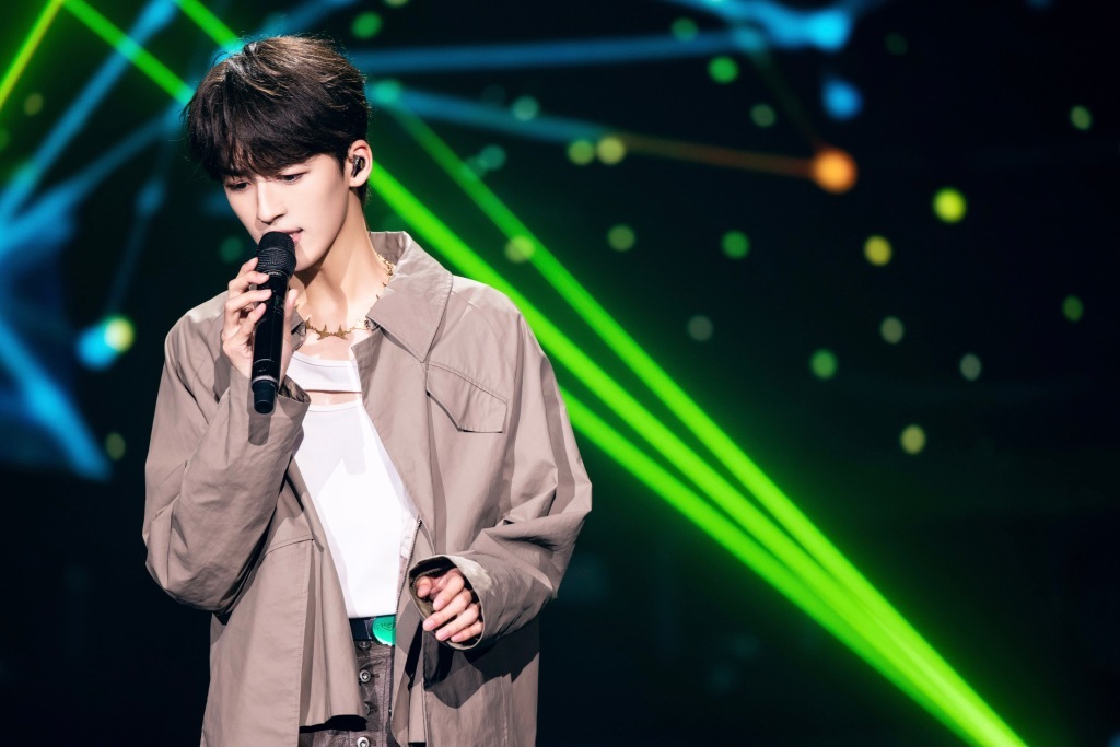 何洛洛新歌环游宇宙初舞台曝光帅气少年跪地激情唱跳