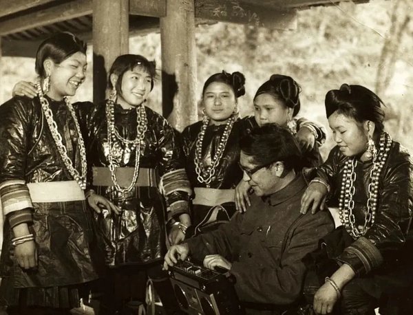 伍国栋（录音者）在贵州从江采访黔东南侗族多声部民歌。（1980年）