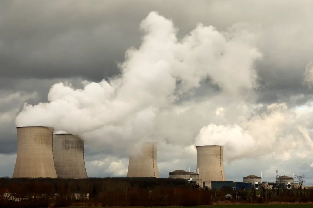 当地时间2022年2月14日，法国卡腾姆，法国电力公司(EDF)核电站的四座冷却塔和反应堆。图/IC photo