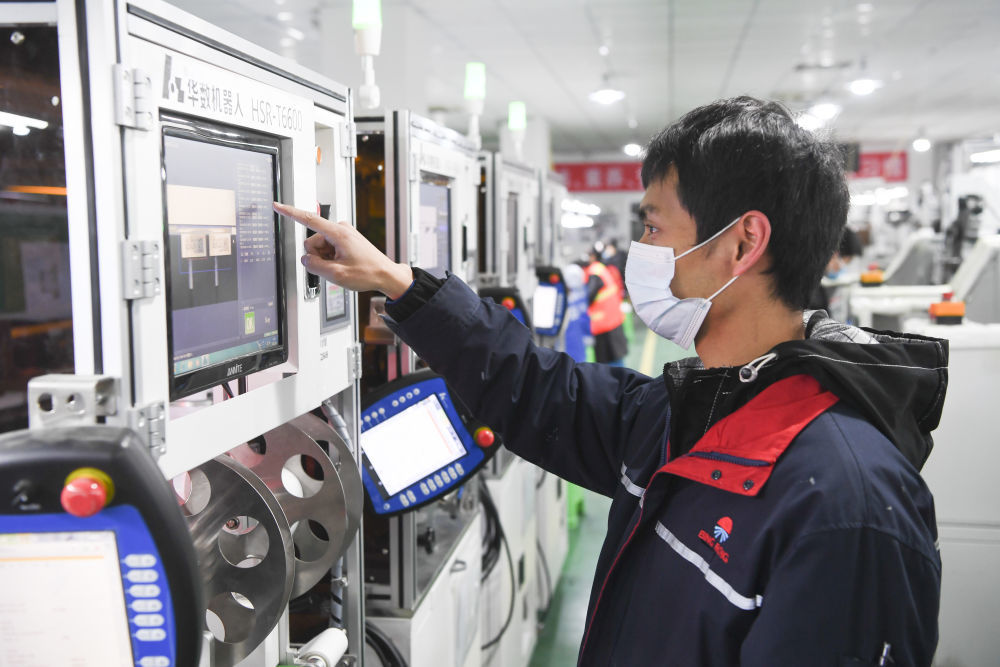 2月8日，在位于重庆璧山区的一家精密制造有限公司，工作人员在生产车间作业。新华社记者 王全超 摄