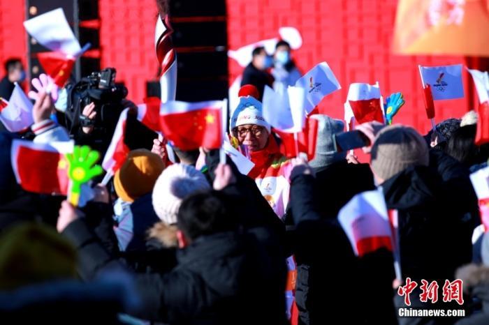 中国首位速滑世界冠军罗致焕在北京冬奥会火炬传递中。<a target='_blank' href='/'>中新社</a>记者 李纯 摄