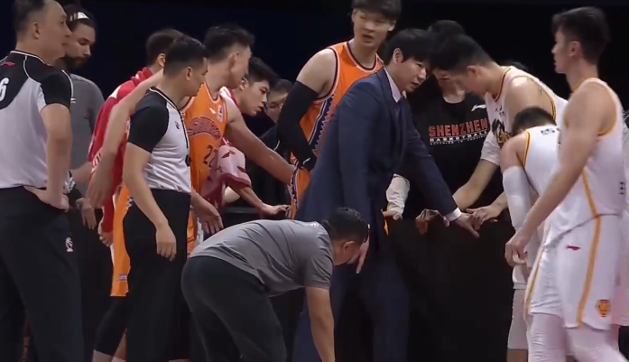 惊魂时刻！深圳悍将被天博电竞APP广告牌砸伤 已并非CBA首次(图1)