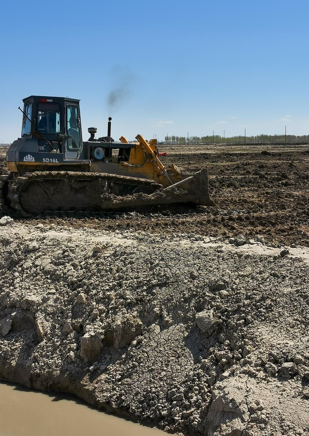 2022年2月22日,在吉林省松原市乾安县余字乡岁字村土地整治现场,工作
