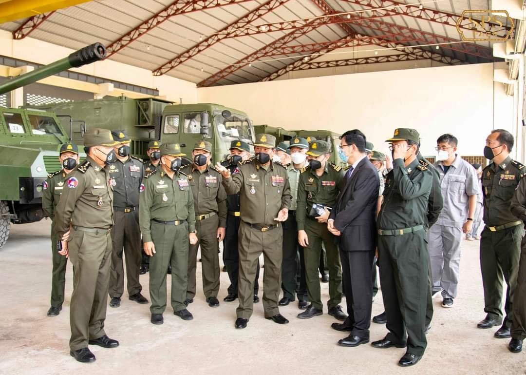 柬埔寨陆军领导人视察新型火炮