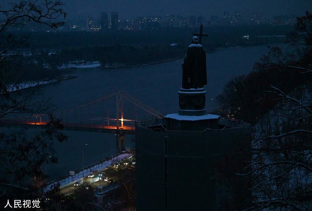 当地时间2022年12月13日，乌克兰基辅，部分地区停电期间， Volodymyr王子纪念碑。