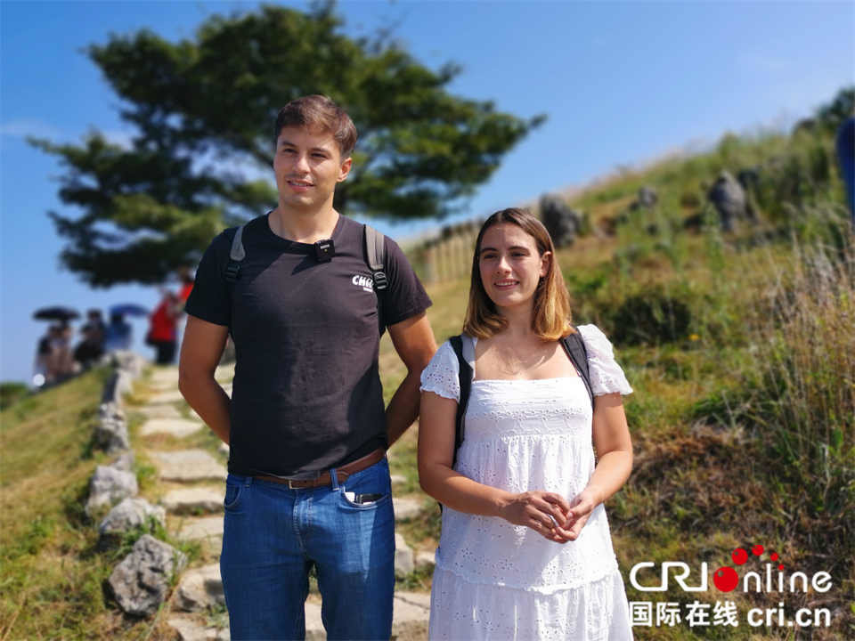 墨西哥视频博主麦克斯和西班牙视频博主诺莉娅打卡山楂树景点 摄影 张永良