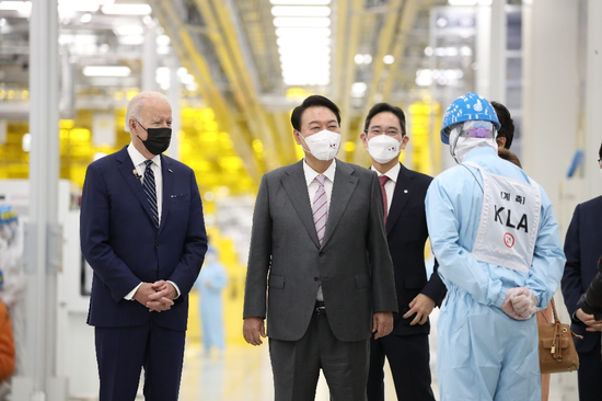 2022年，美国总统拜登和韩国总统尹锡悦一起参观三星电子半导体工厂，李在镕陪同（左三）
