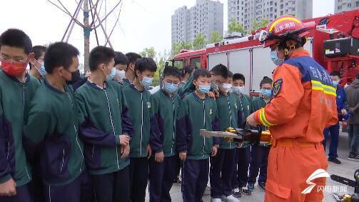 认识消防器具、参与应急演练潍坊市坊子区小学生学习“硬核”防灾减灾技能