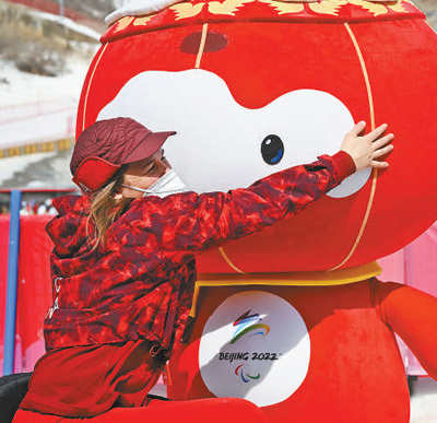 3月10日,國家高山滑雪中心,加拿大代表團的一名成員擁抱北京冬殘奧會