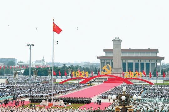 习近平总书记在庆祝中国共产党成立100周年大会上发表的重要讲话是一篇马克思主义的光辉文献,贯穿辩证唯物主义和历史唯物主义的世界观、方法论,提出了一系列新的重大思想、重大观点、重大论断,在历史和全局的高度,从历史和现实、理论和实践的结合上,系统总结了我们党在百年奋斗中积累的宝贵经验,全面阐述了以史为鉴、开创未来必须坚持的方针原则和实践要求,深刻揭示了中国共产党过去为什么能够成功、未来怎样才能继续成功的根本所在,是激励全党全国各族人民向第二个百年奋斗目标进军的政治宣言和行动纲领。图为庆祝大会现场。 兰红光摄