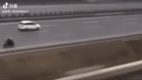 曾骑摩托追高铁 时速狂飙至280km/h!百万粉“网红”无证驾驶被查