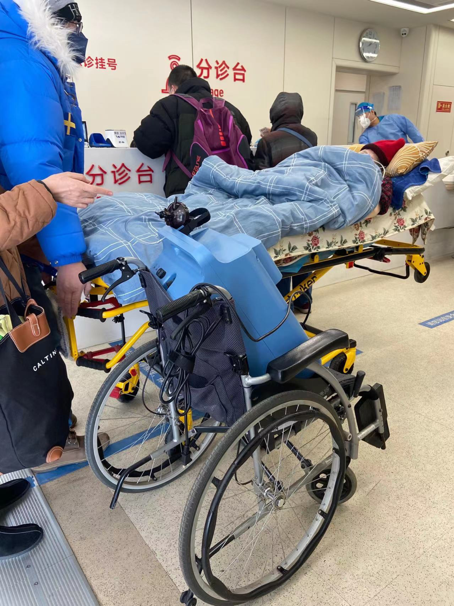 图:中日友好医院急诊科分诊台(秘丛丛摄)