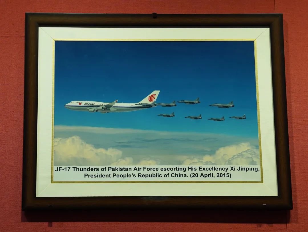 2015年4月，巴基斯坦赠习近平的“枭龙”战机护航照片。（摄影/胡杨）