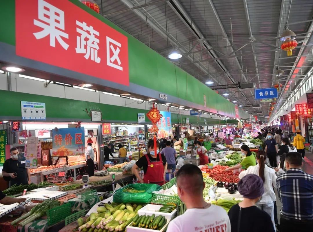 2022年4月25日,朝阳区百姓菜篮子市场果蔬区,市民选购货架上满满的