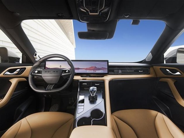 从公布的图片来看,rx5的内饰采用t型布局,大部分采用软性材质覆盖