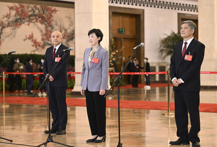 王旭东、钱素云、谢春涛代表（自左至右）在“党代表通道”接受采访。新华社记者 金良快 摄