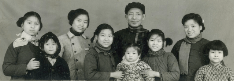 ▲蔡皋（左3）全家福，家中6个姐妹