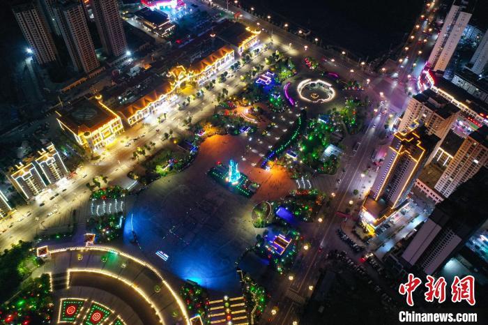 5月12日,航拍贵州正安吉他广场夜景。 瞿宏伦 摄