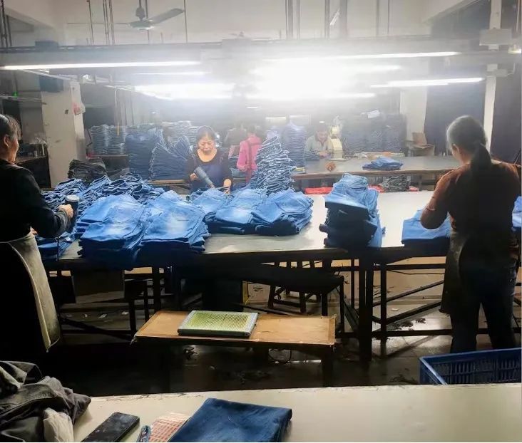 图 | 胡军开办的服装厂