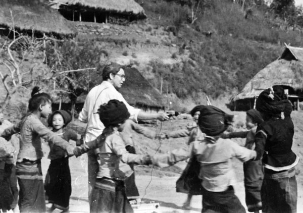 伍国栋（录音者）在云南勐海县曼玛寨为布朗族儿童歌舞现场录音。（1984年）
