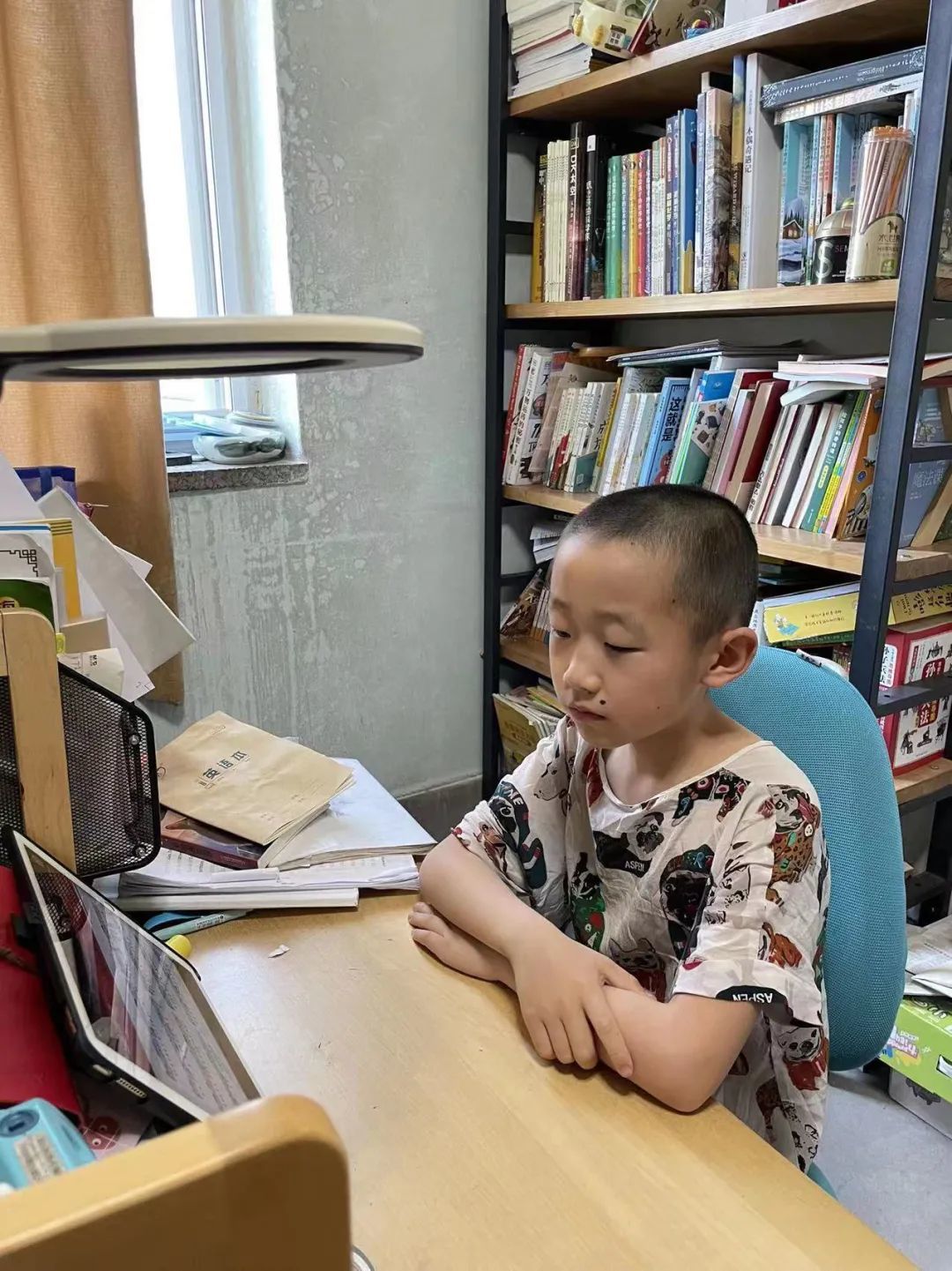 作为"教育大区"海淀区的一名小学生,张奕辰的居家生活从早上7点40分