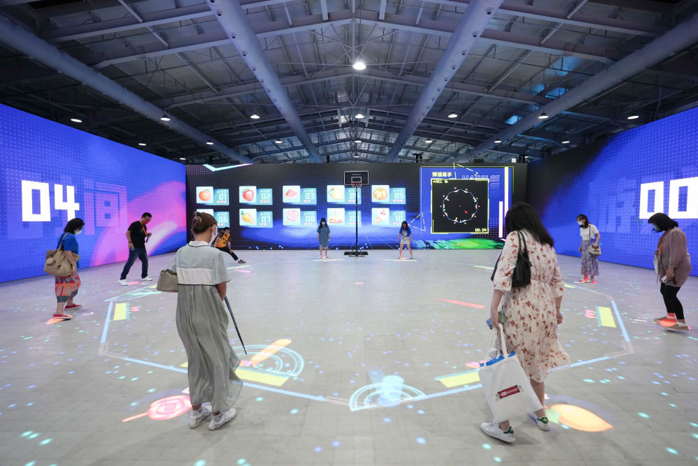 ↑9月1日，在服贸会首钢园区，参观者在元宇宙体验展馆内体验一款互动游戏。