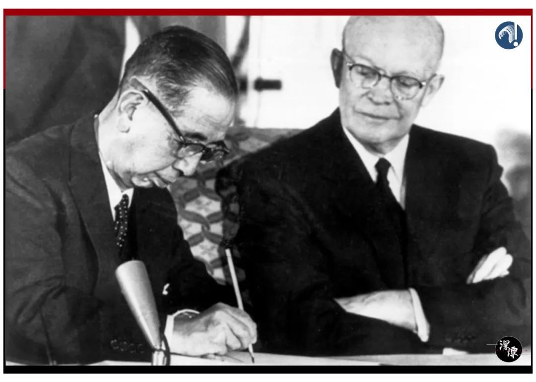 ▲岸信介（左）在艾森豪威尔（右）的注视下签署了改订后的《日美安保条约》