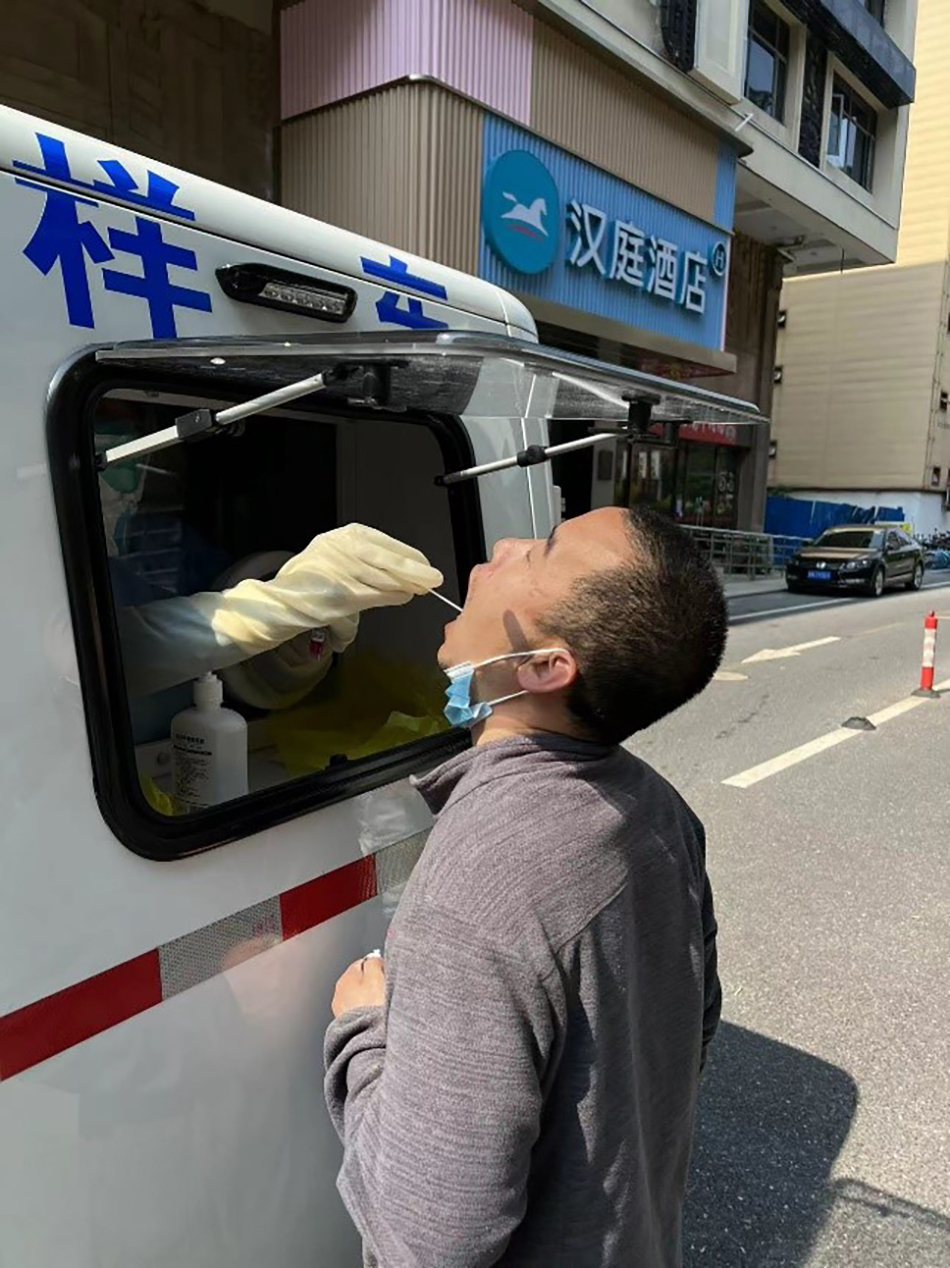 5月16日，赛瑞（SAIRI）智能移动核酸采样车在徐汇华泾镇作业