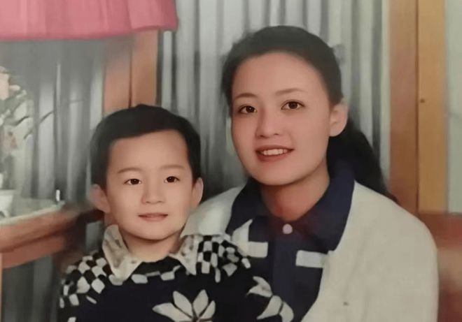 靠直播卖了1.8亿,64岁的张兰为何能有如此大的心脏?_凤凰网