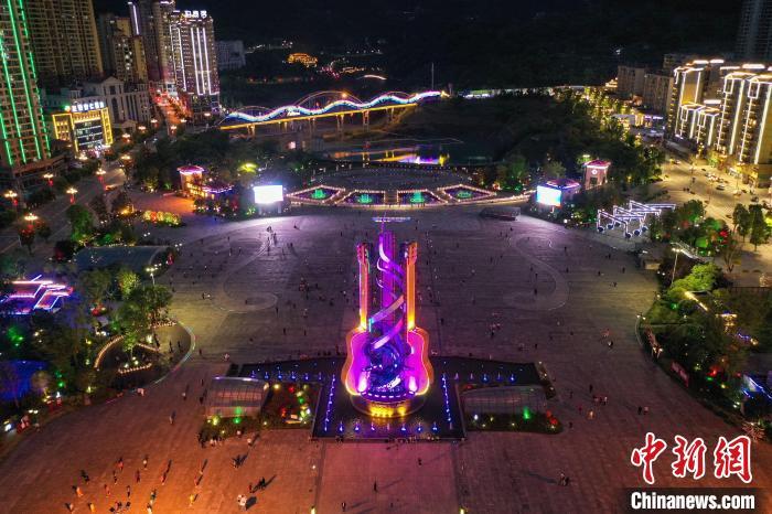 5月12日,航拍贵州正安吉他广场夜景。 瞿宏伦 摄