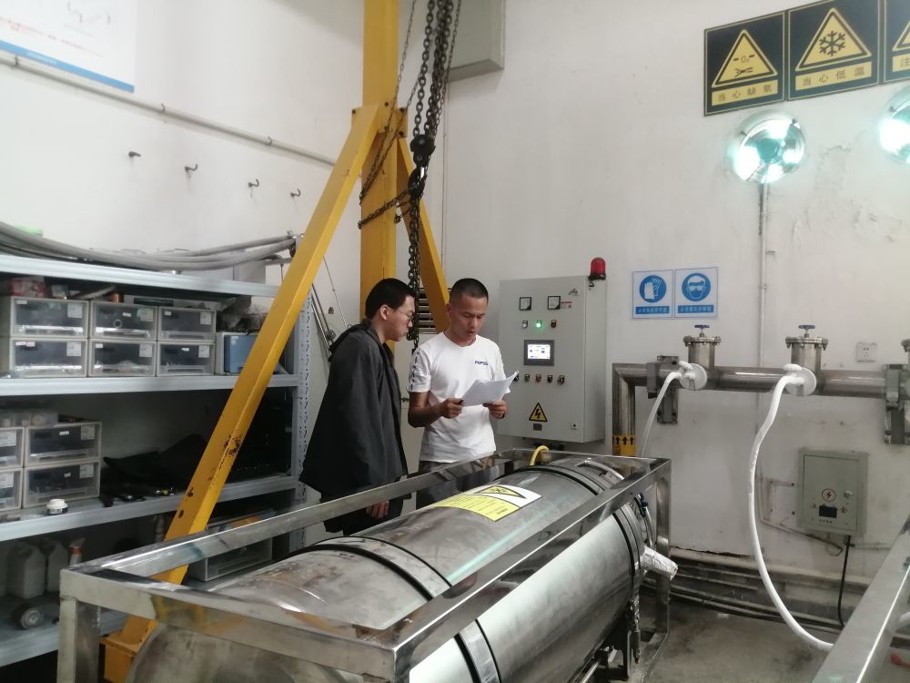 6月23日，在华中科技大学脉冲强磁场科学中心，科研人员正在准备实验。新华社记者李伟 摄