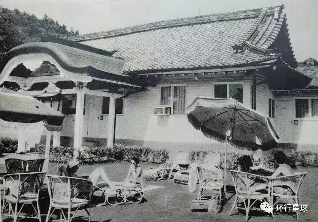 台湾神宫的部分建筑继续用作圆山饭店的附属建筑 图为外籍人士在泳池前晒日光 图:秋惠文库