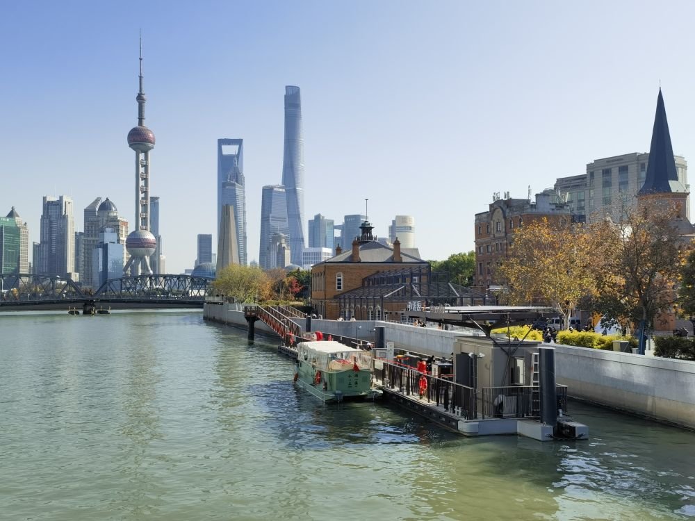 15日,一艘苏州河游船停靠在外滩源码头.新华社记者 陈爱平 摄