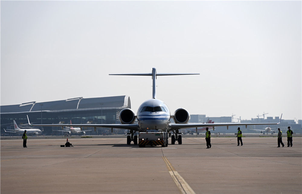 7月29日,以租賃形式正式交付的arj21支線飛機降落在天津濱海國際機場.