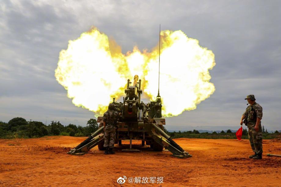 近日,第72集团军某旅炮兵营展开全要素实弹演练,充分检验旅属炮兵群精打快撤、协同作战能力。