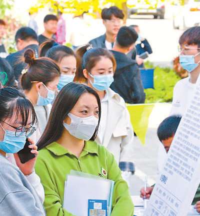 甘肃张掖，大学毕业生在专场招聘活动现场浏览招聘信息。