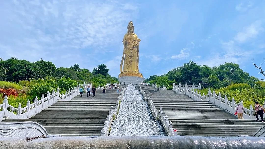 矗立在太湖边的中华最美露天大观音,通高八十八米,相当于一幢三十余层