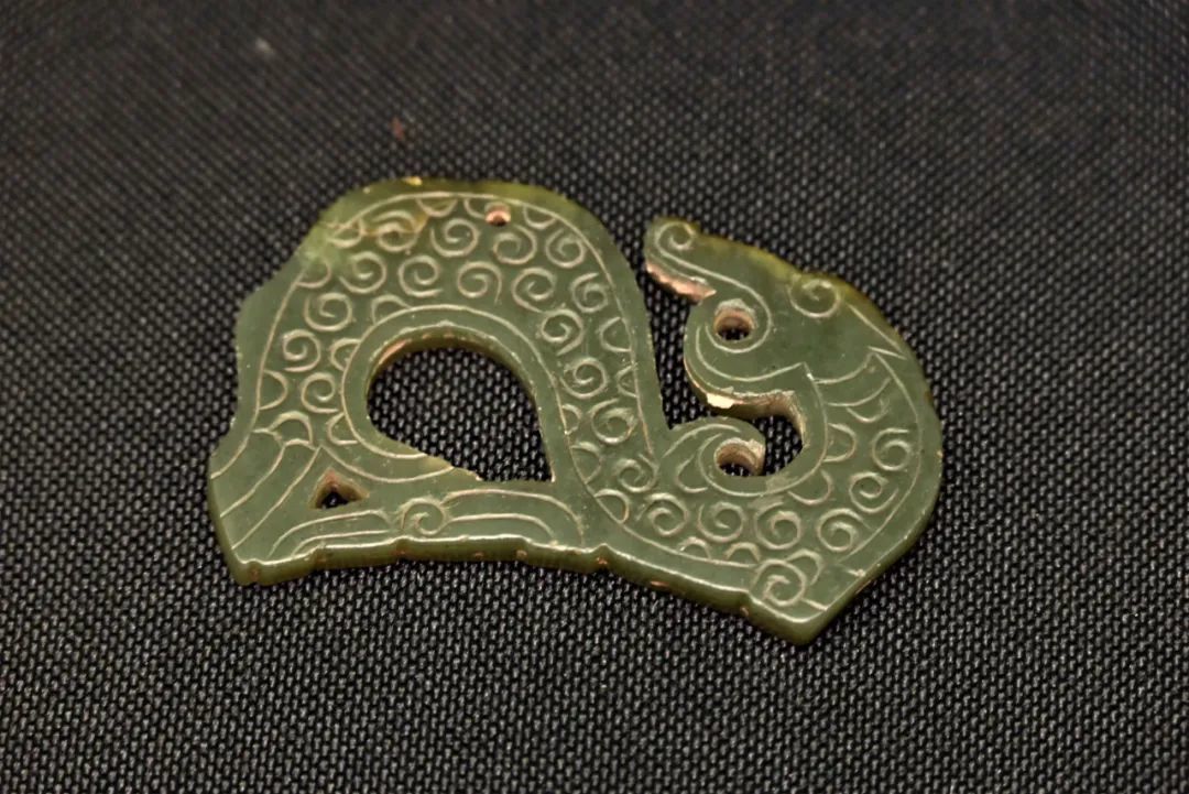 战国  谷纹龙形玉珮