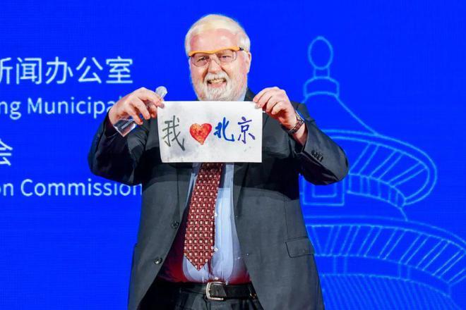 戴维教授现场用科学小实验演绎“我爱北京”