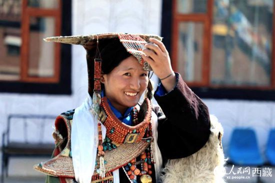 西藏阿里群众穿上传统的普兰服饰进行展示，这种服饰被称为“穿在身上的历史”。人民网 李海霞 摄