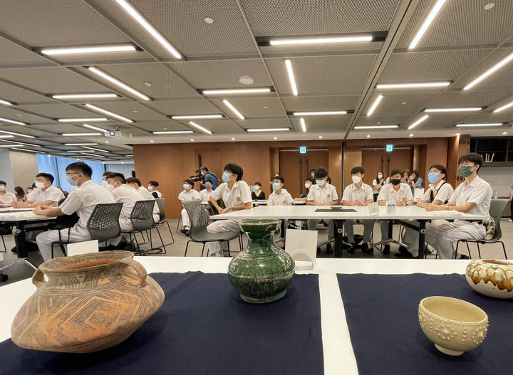 在香港故宫文化博物馆，中学生们认真聆听老师讲解陶瓷文化（8月12日摄）。新华社记者 李钢 摄
