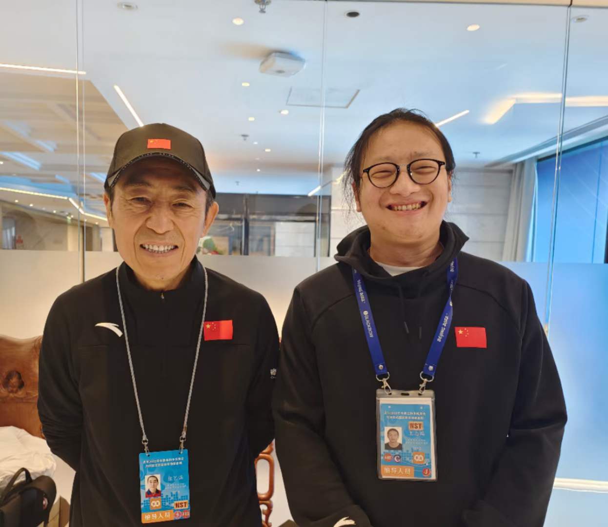 王志鸥和开幕式总导演张艺谋在一起。受访者供图