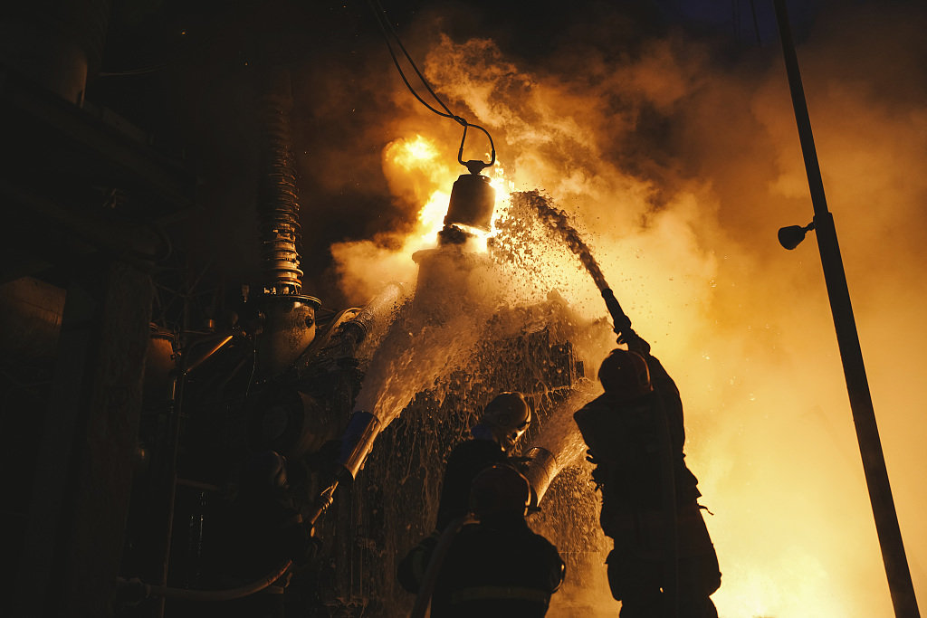 当地时间2022年12月19日，乌克兰基辅，乌克兰国家紧急服务部的消防员在当地遭受俄罗斯无人机袭击后正在扑灭基础设施的火灾。