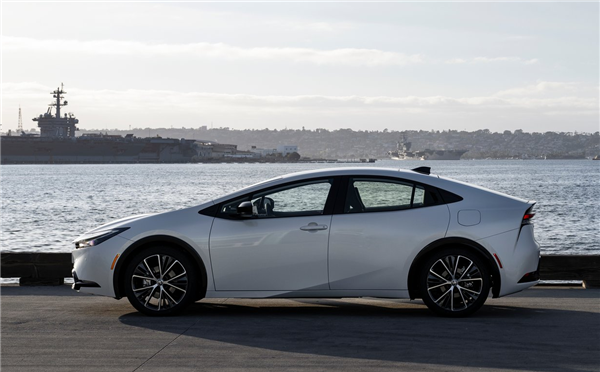 混动车鼻祖上新 全新丰田普锐斯售价公布:约19.10万元起