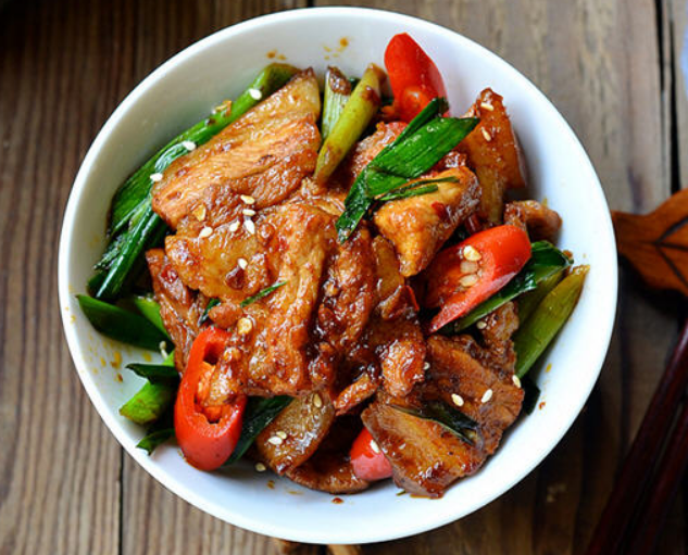 在家做道家常蒜苗盐煎肉,香气四溢,肥而不腻,一周三次吃不够!__凤凰网