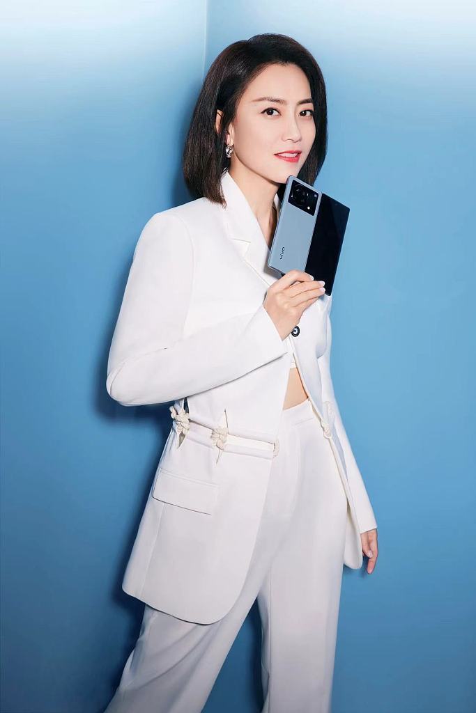 霍汶希最新写真曝光 及肩发配白西装又美又飒_凤凰网娱乐_凤凰网
