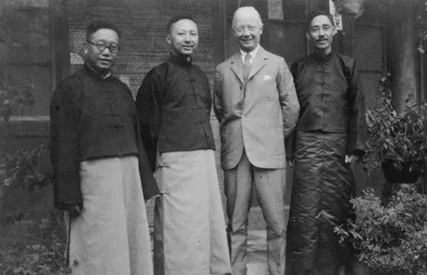 1913年，在北京参加湘雅谈判的胡美（右二）、颜福庆（右一）