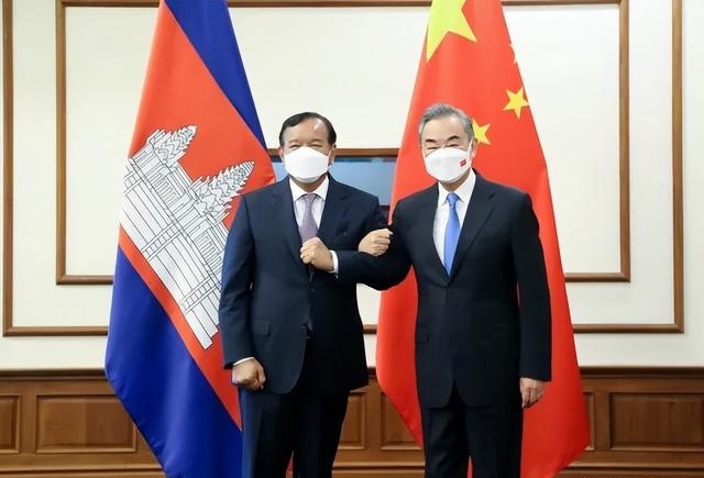 7月3日国务委员兼外长王毅在缅甸蒲甘出席澜湄合作第七次外长会期间会见柬埔寨副首相兼外交大臣布拉索昆。