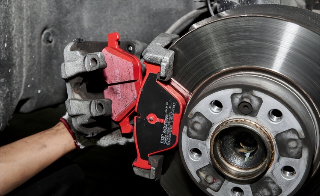 如何不把卡钳拆下来直接换刹车皮 E430F1E57C086CBAFD11FFB5F09948AD6A65FBF1_size211_w1050_h642.jpeg