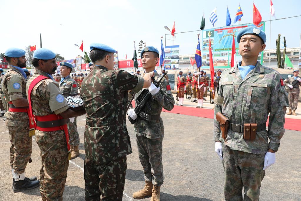 2021年7月12日,在刚果(金)布卡武中国维和部队营区举行的授勋仪式上